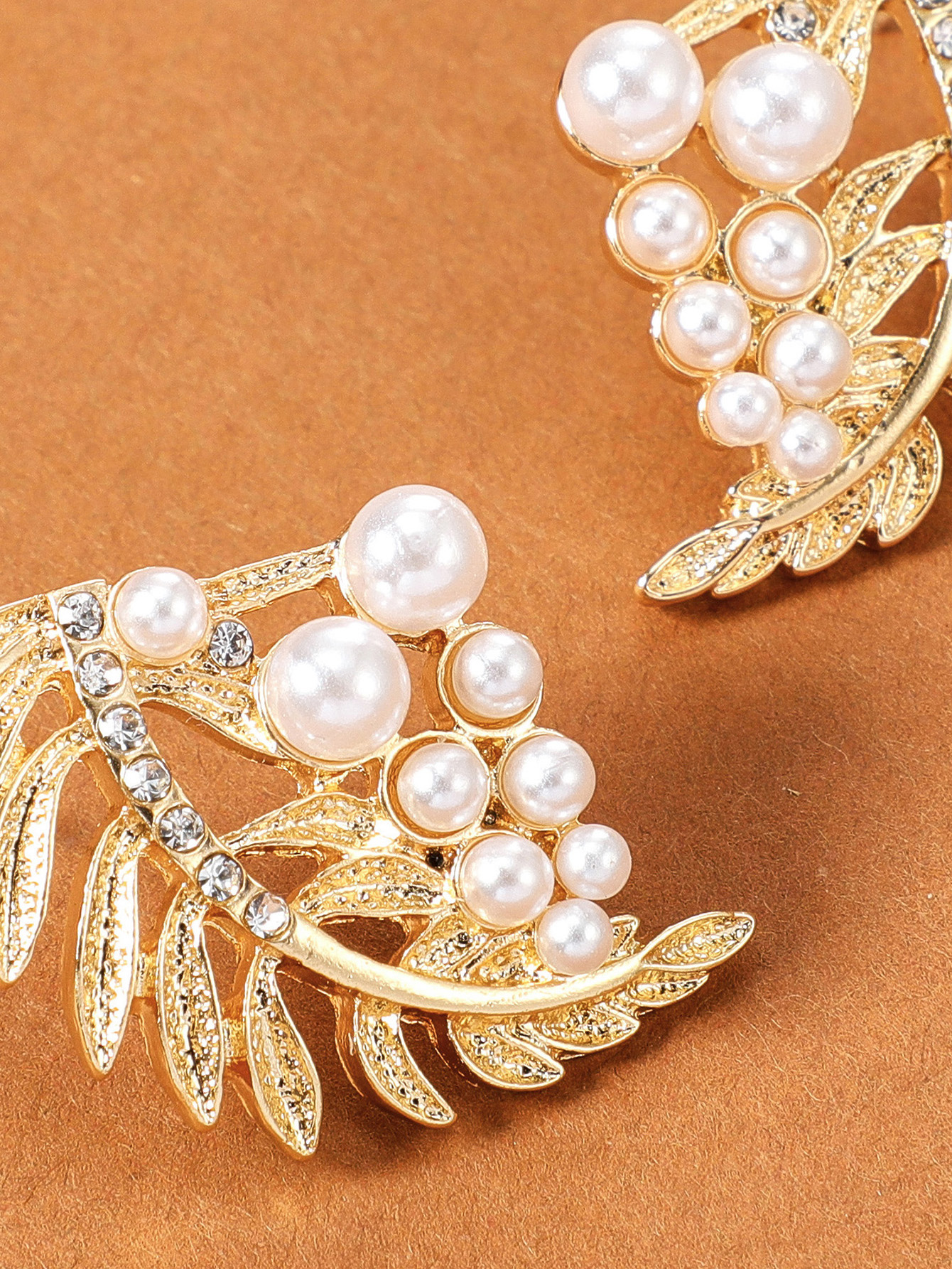 Diamond-studded Pearl Leaf Earrings display picture 3