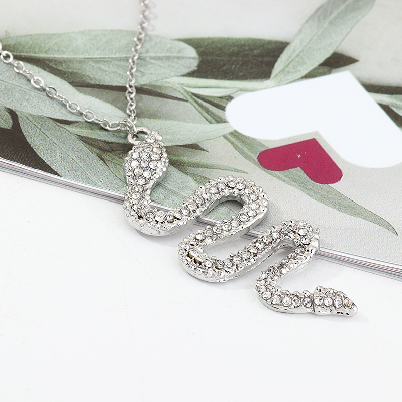 Creative Pop Snake Necklace Metal Diamond Pendant display picture 6