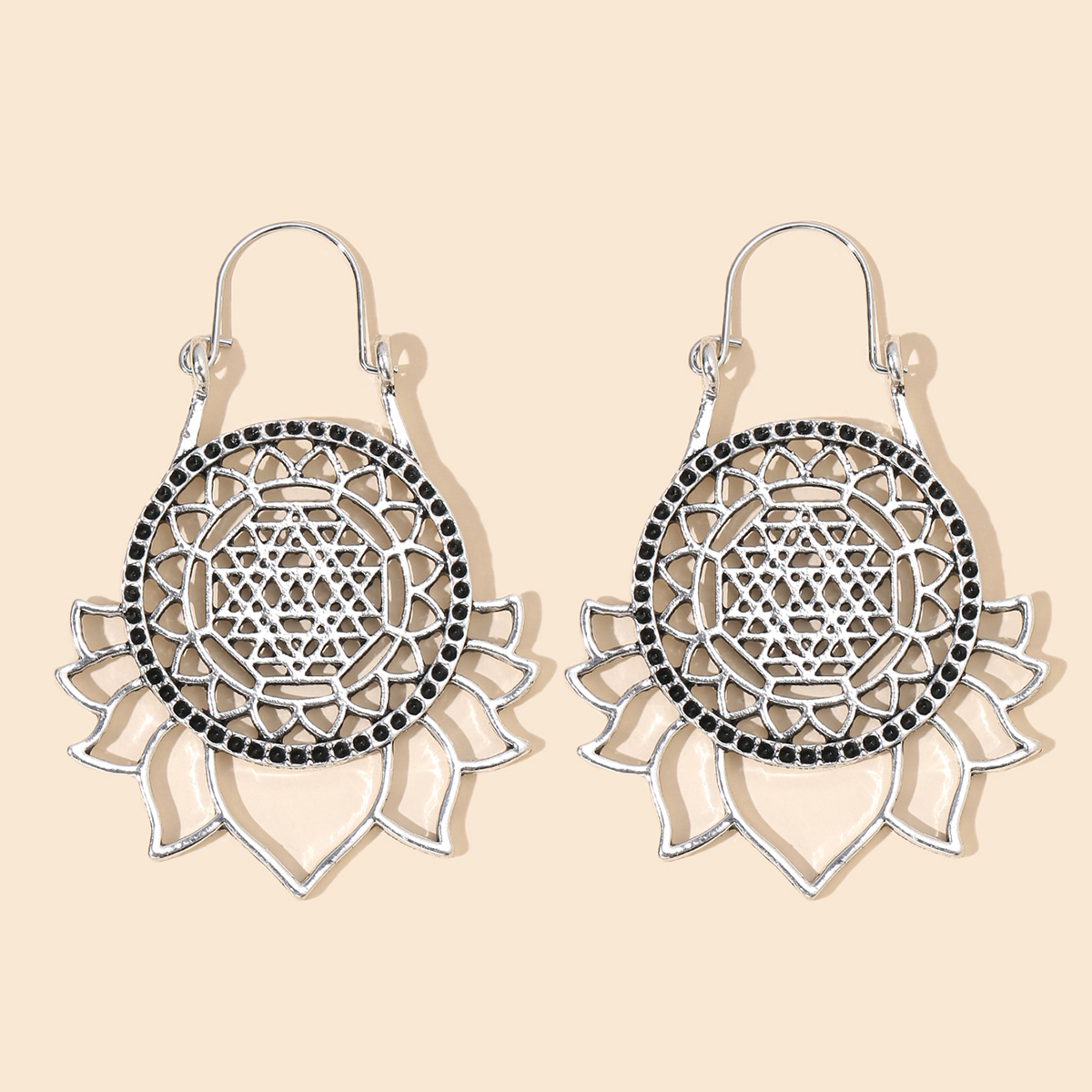 Retro Ethnic Style Earrings Fashion All-match Alloy Geometric Hollow Gold Exaggerated Long Earrings Wholesale Nihaojewelry display picture 4