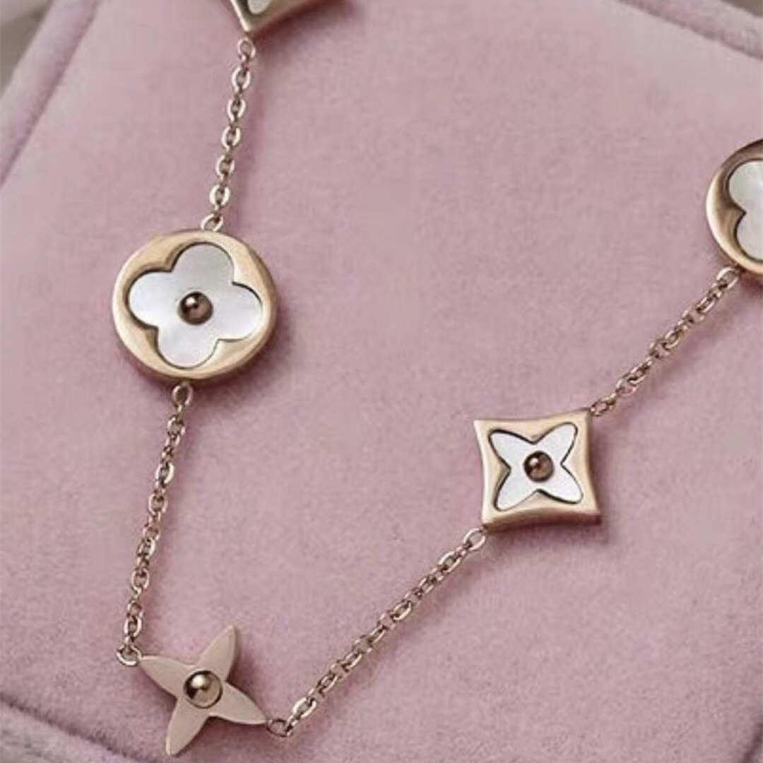 Stainless Steel Four-leaf Clover Necklace Bracelet Does Not Fade And Is Not Allergic display picture 1