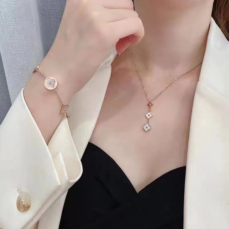 Stainless Steel Four-leaf Clover Necklace Bracelet Does Not Fade And Is Not Allergic display picture 2