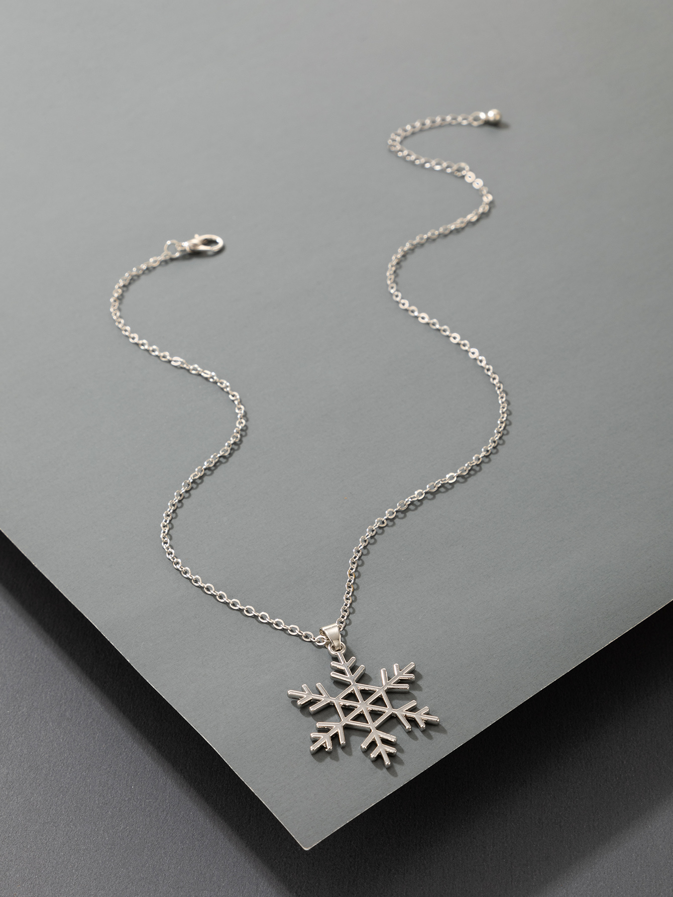 2021 New Ornament Christmas Silver Snowflake Necklace display picture 4
