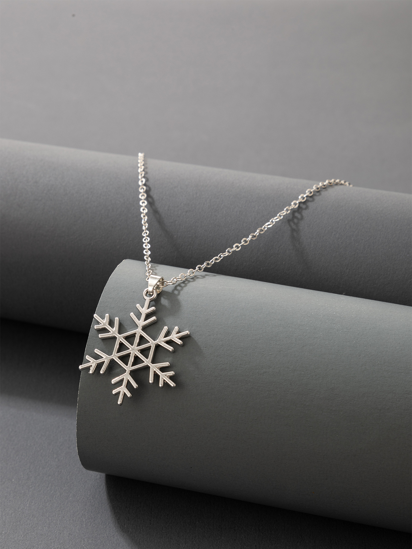 2021 New Ornament Christmas Silver Snowflake Necklace display picture 5