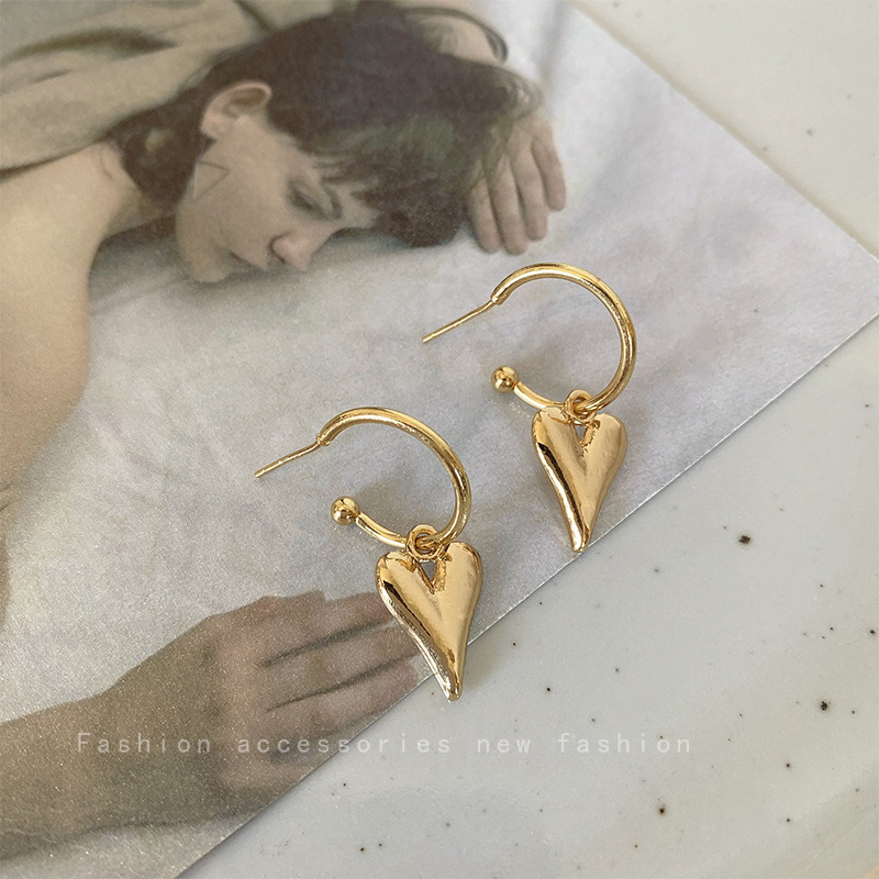 Pendientes De Metal De Amor De Nicho Para Mujer Verano 2021 Nuevos Pendientes De Corazón De Melocotón De Viento Frío De Moda Joyería De Oreja De Moda Personalizada display picture 1