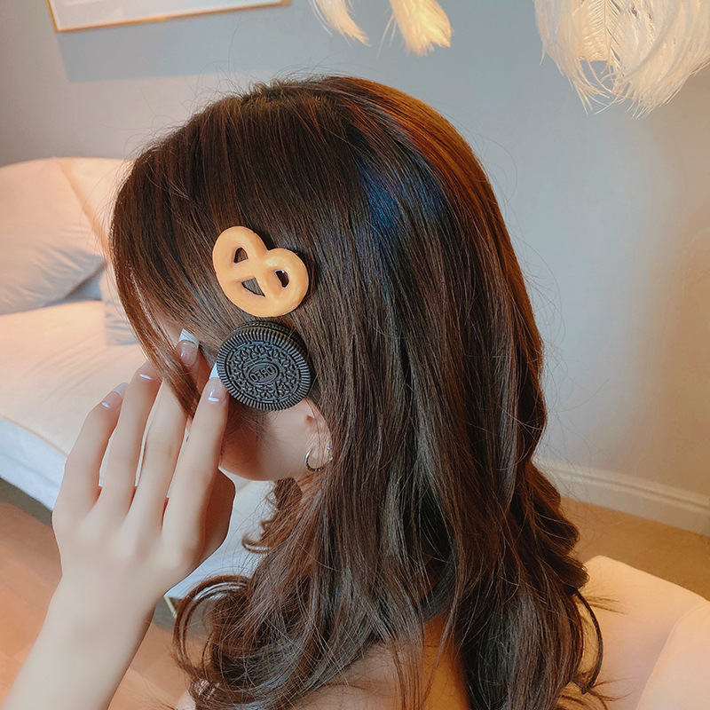 Girly Cute Cookie Cookie Simulation Food Hairpin Female Personality Funny Headdress Bangs Clip Oreo Hairpin display picture 1