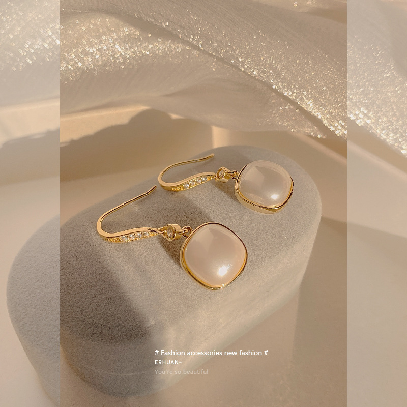 Fashion Pearl Earrings 2021 New Trendy Ear Hooks Korean Retro Copper Earrings Women Wholesale display picture 4
