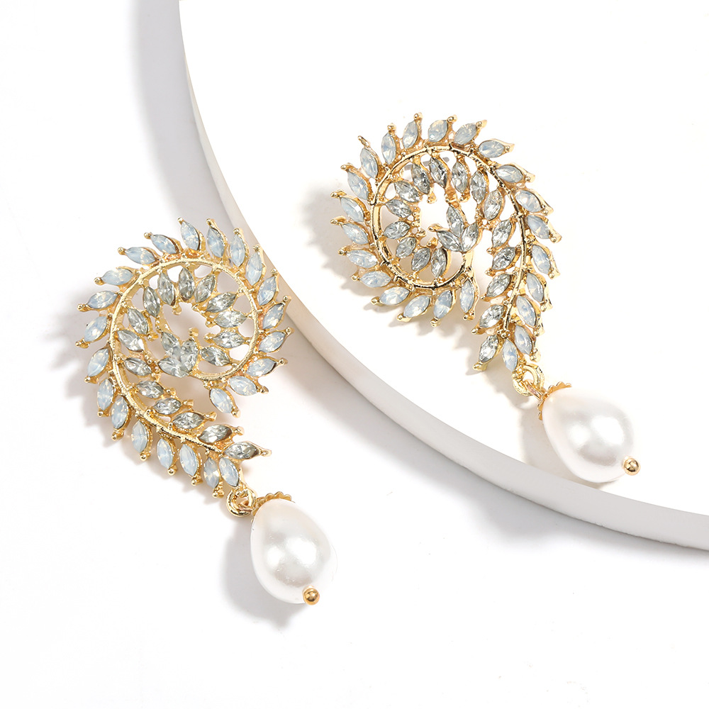 Boucles D&#39;oreilles En Perles D&#39;imitation Strass Couleur Diamant En Alliage Baroque À La Mode display picture 3