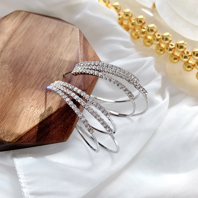 Übertriebene Ohr Creolen Kreis Diamant Mehrschichtige Persönlichkeit Modetrend Ohrringe display picture 6