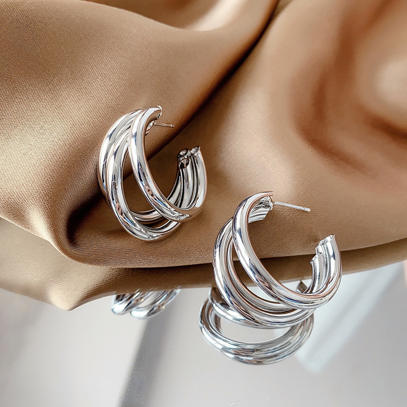 Europäische Und Amerikanische Persönlichkeit Übertrieben Metallohrringe Mode Mehrschichtigen High-level-gefühl Von Hohlen Ohrringen display picture 3