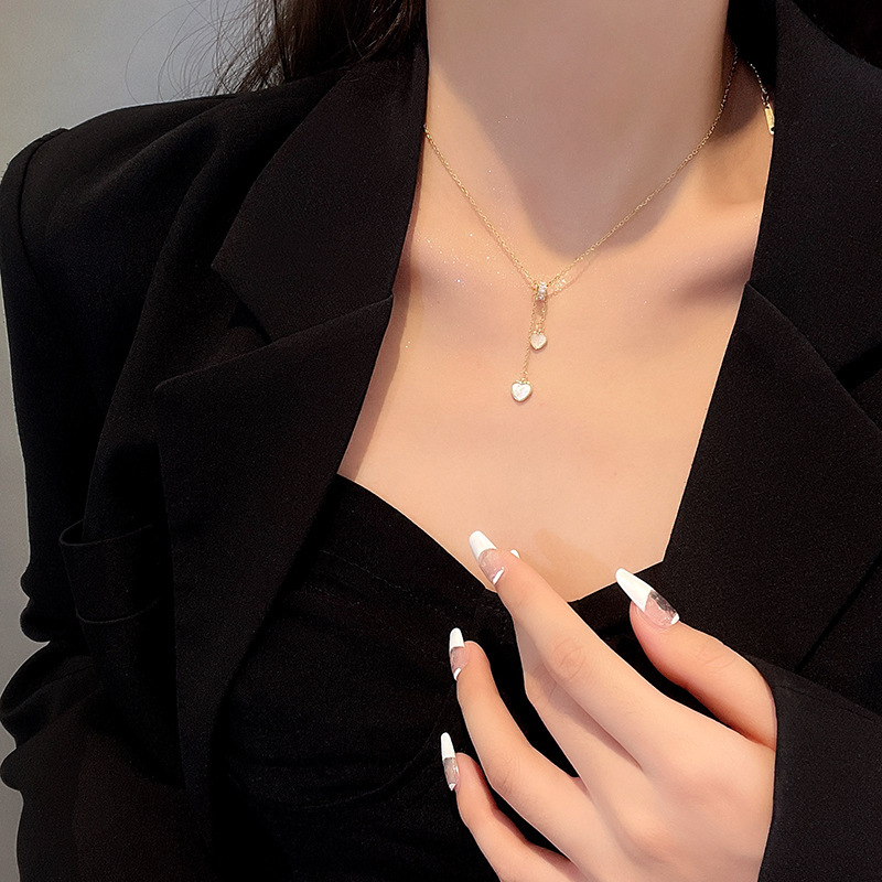 Zircon Circle White Shell Necklace Square Love Clavicle Chain Korean Necklace Titanium Steel Necklace display picture 4