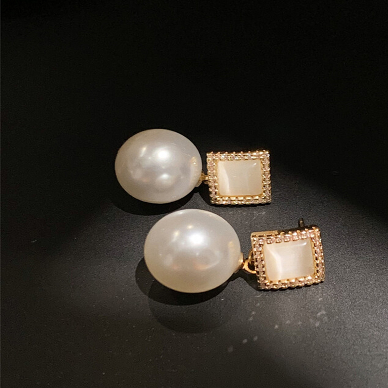 Boucles D&#39;oreilles Rétro En Perles D&#39;oeil De Chat Blanc En Zirconium De Corée display picture 1