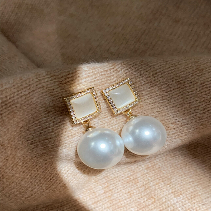 Boucles D&#39;oreilles Rétro En Perles D&#39;oeil De Chat Blanc En Zirconium De Corée display picture 3