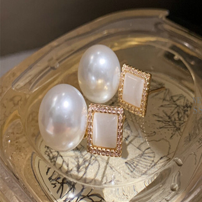 Korea Zirconium White Cat Eye Pearl Retro Earrings display picture 4