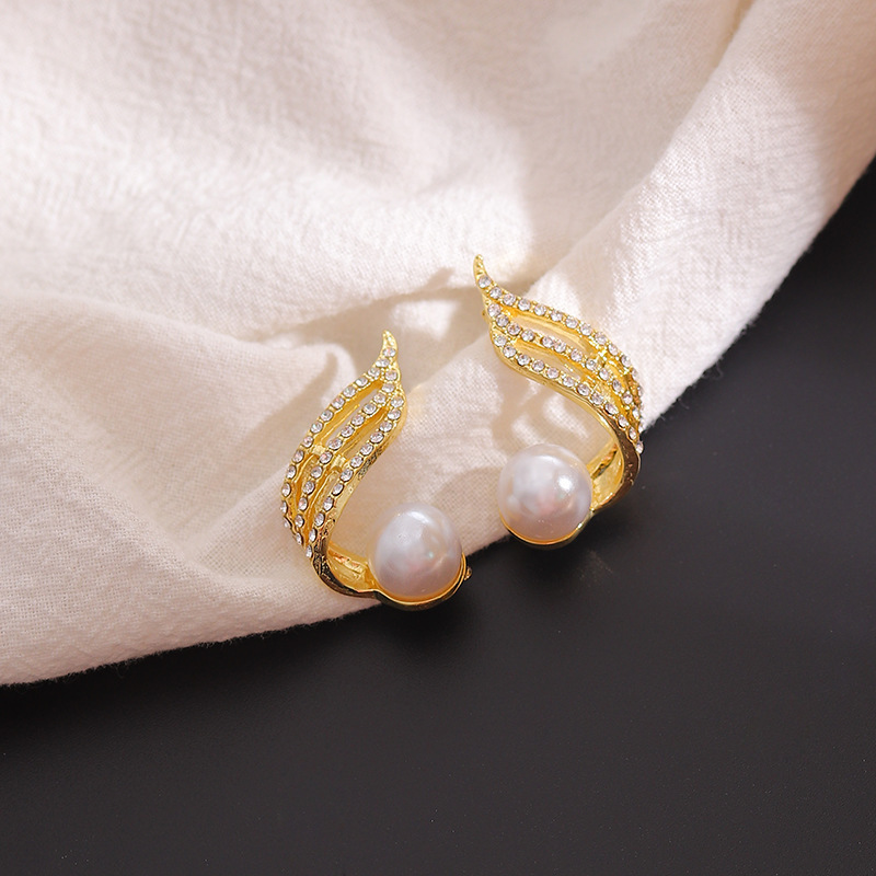 Retro Style Niche Design Wings Pearl Earrings Autumn And Winter New Style display picture 4