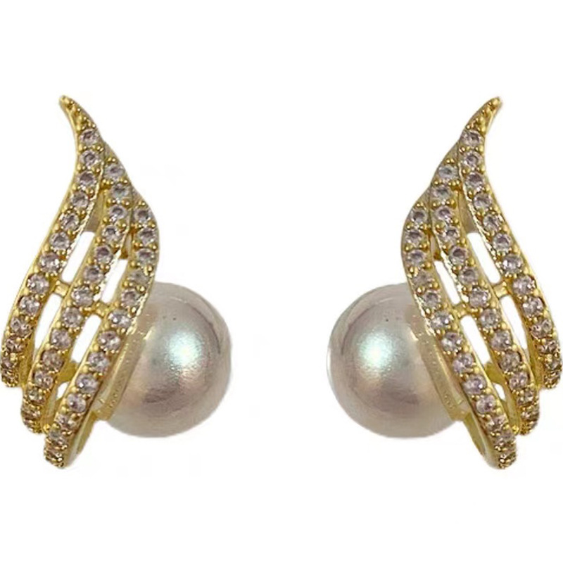Retro Style Niche Design Wings Pearl Earrings Autumn And Winter New Style display picture 5