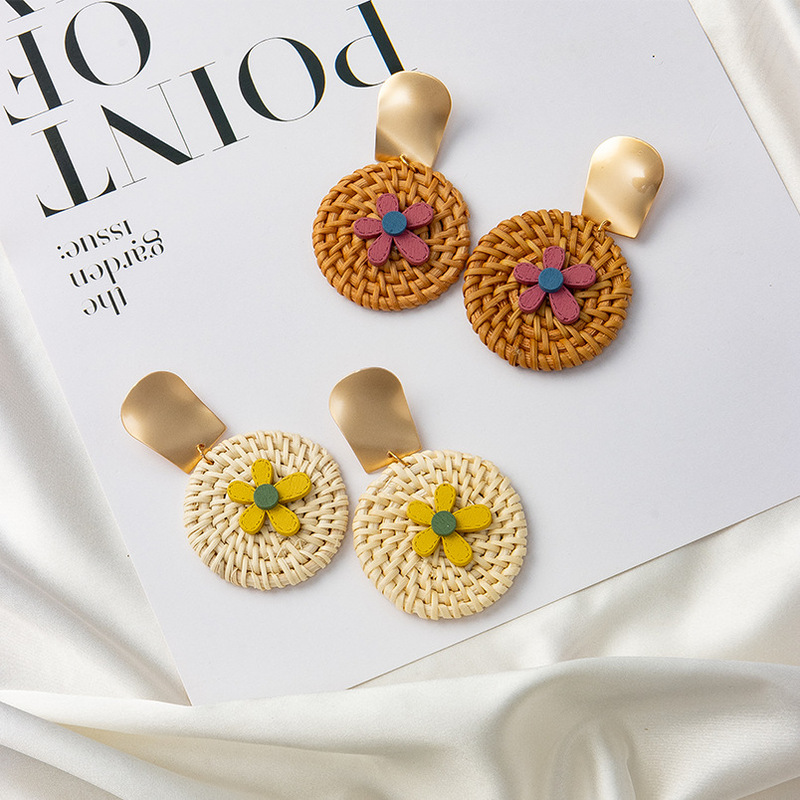 Korean Style Retro Fashion New Design Wood Rattan Small Flower Earrings display picture 1