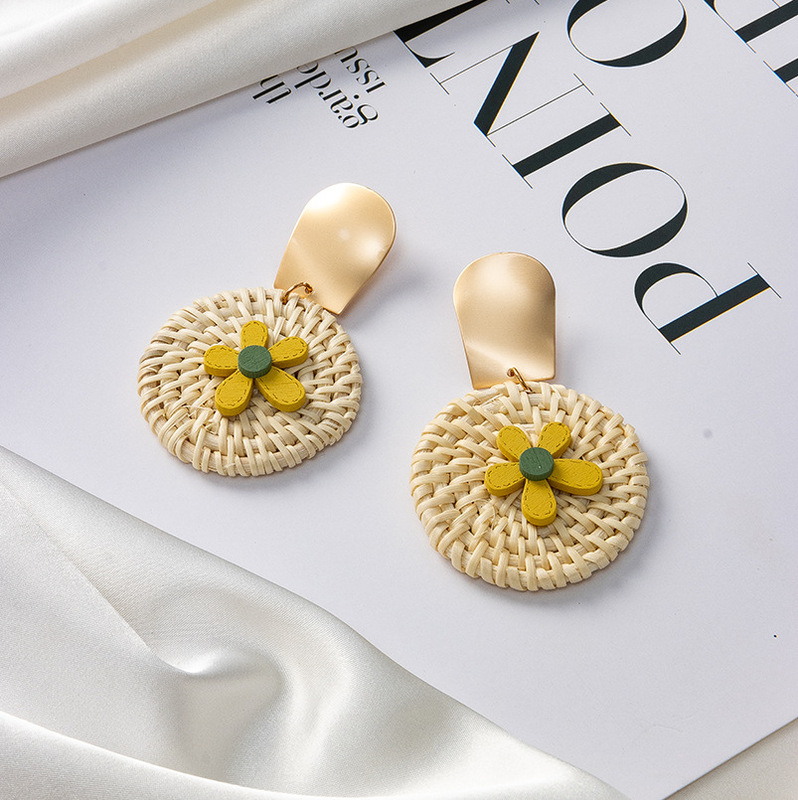 Korean Style Retro Fashion New Design Wood Rattan Small Flower Earrings display picture 2
