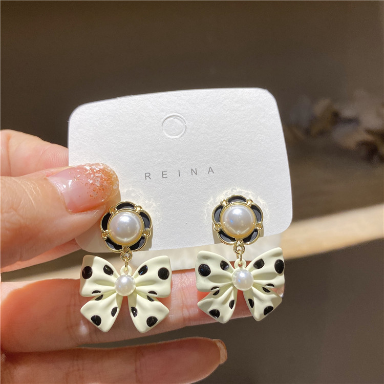 Korea's 2021 New Niche Wave Dot Bow Earrings display picture 1