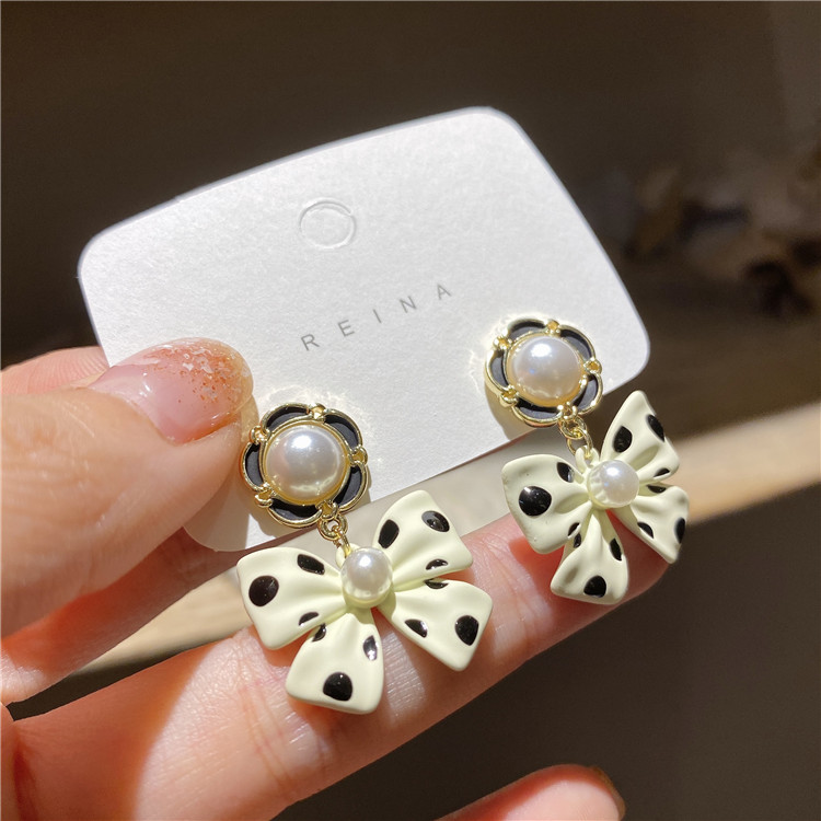 Korea's 2021 New Niche Wave Dot Bow Earrings display picture 2