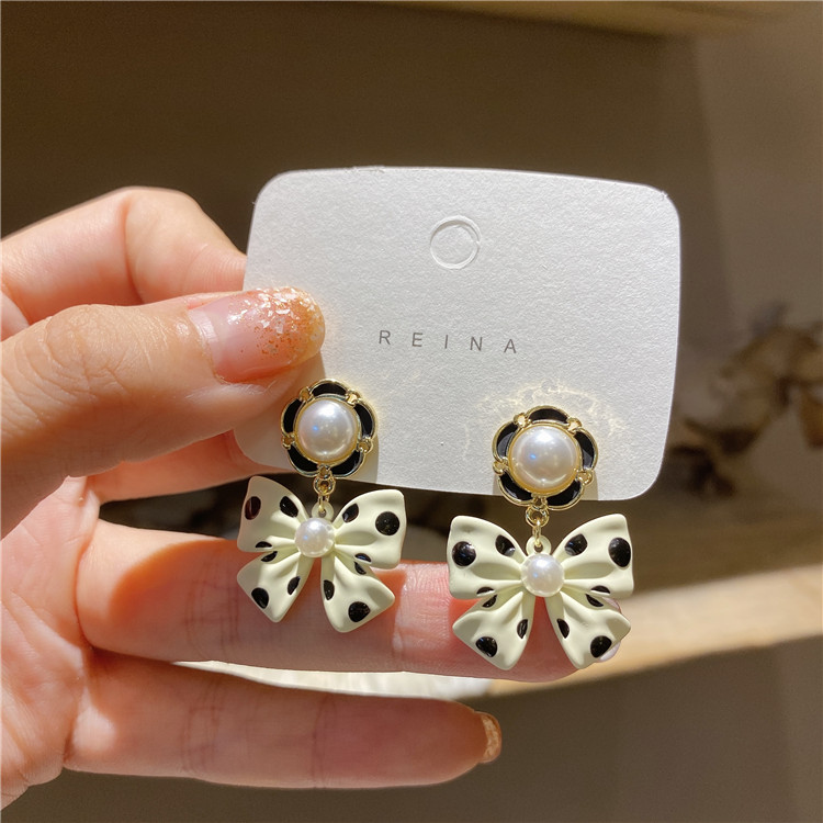 Korea's 2021 New Niche Wave Dot Bow Earrings display picture 3