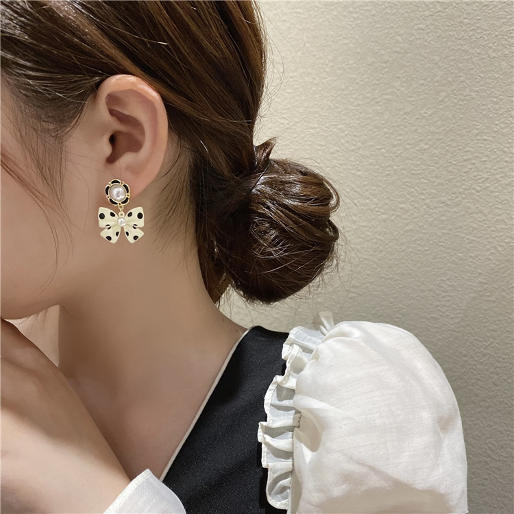 Korea's 2021 New Niche Wave Dot Bow Earrings display picture 4