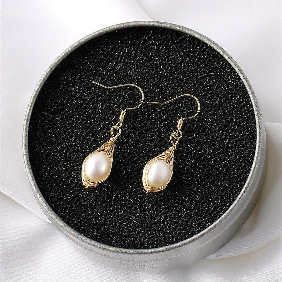 Fashion Pearl Shell Pendant Earrings display picture 1