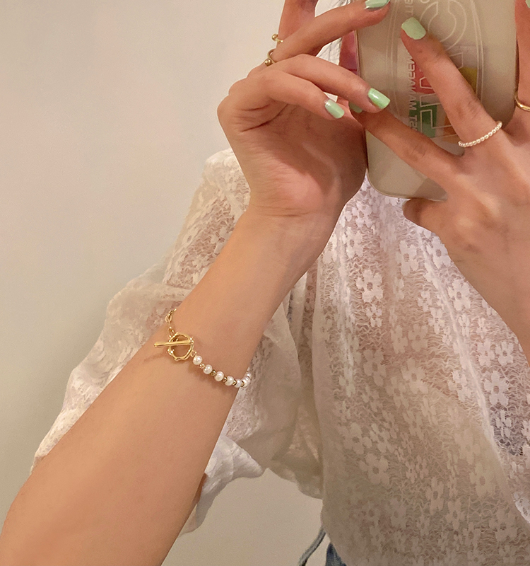 Korean Pearl Stitching Ins Tide Niche Design Sense New Light Luxury Bracelet Female display picture 4