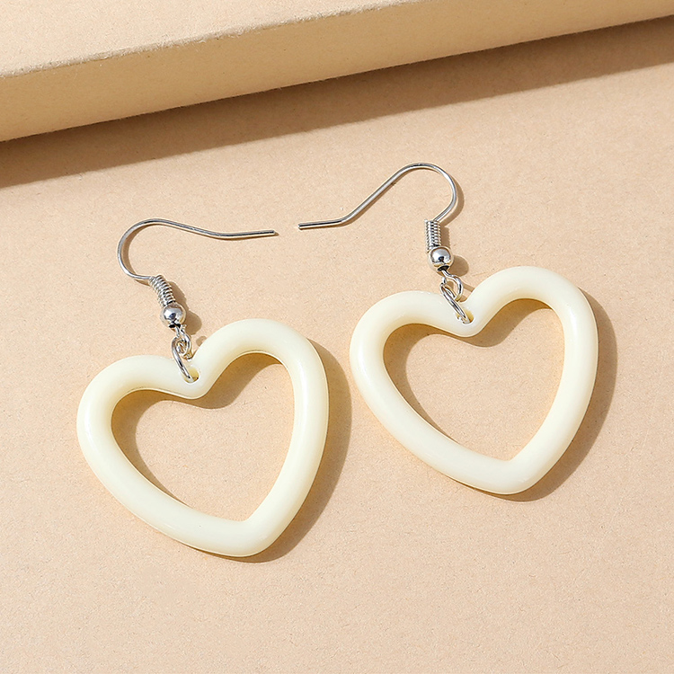 Korean Simple Fashion Hollow Resin Peach Heart Earrings Wholesale display picture 1
