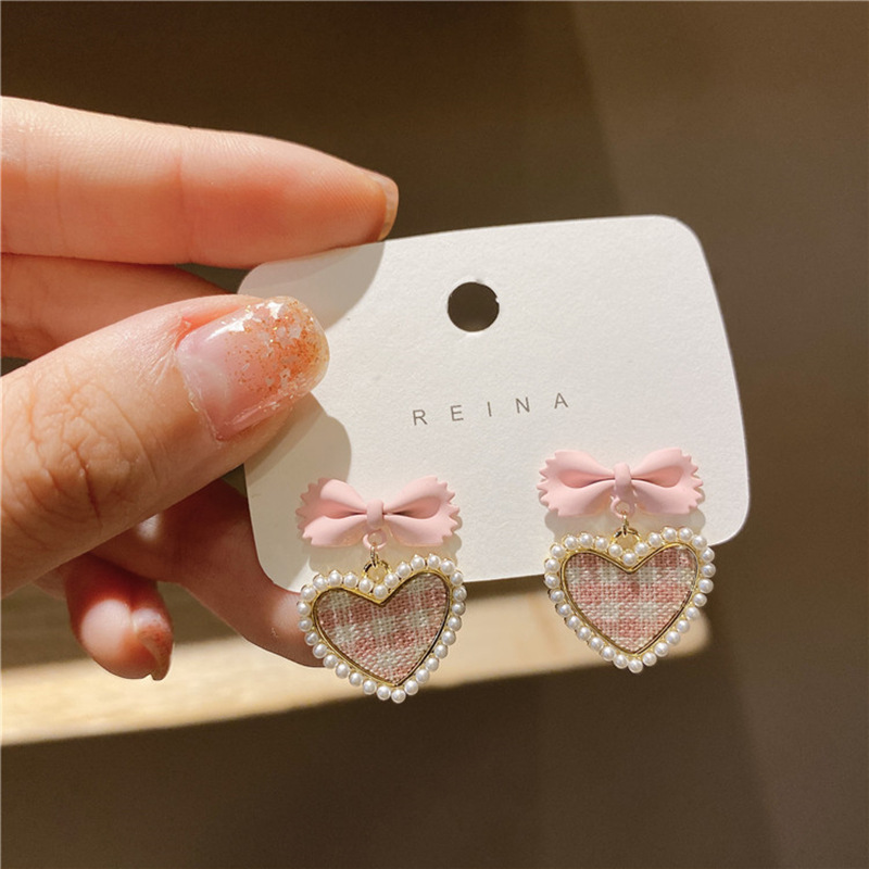 South Korea's New Trendy Design Pearl Lattice Heart Bow Stud Earrings display picture 1