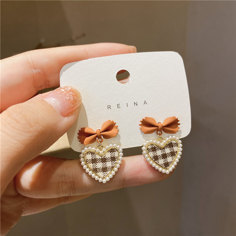 South Korea's New Trendy Design Pearl Lattice Heart Bow Stud Earrings display picture 2