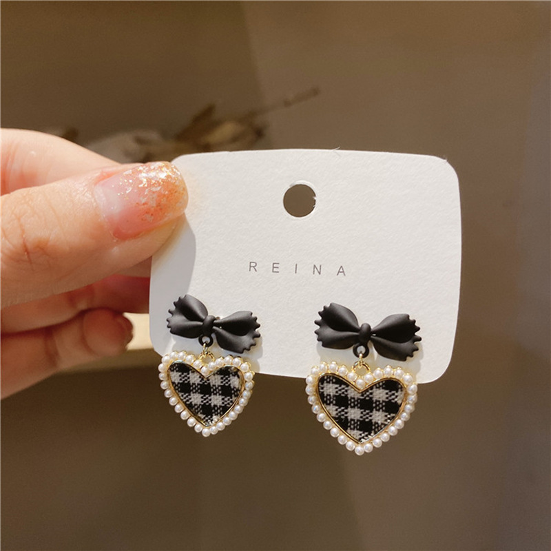 South Korea's New Trendy Design Pearl Lattice Heart Bow Stud Earrings display picture 3
