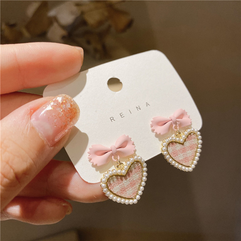 South Korea's New Trendy Design Pearl Lattice Heart Bow Stud Earrings display picture 4