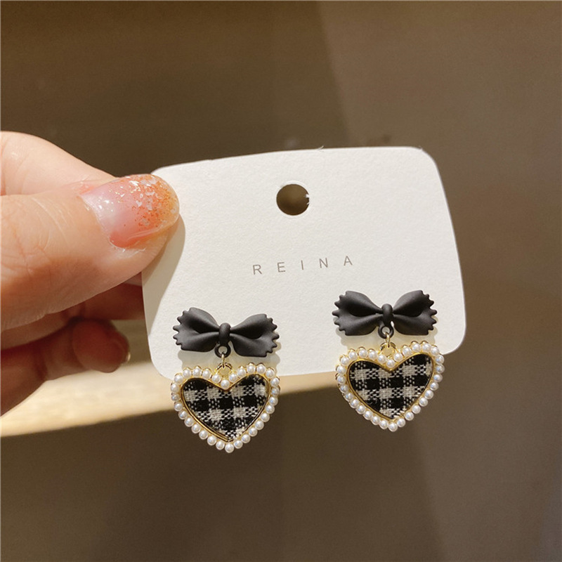 South Korea's New Trendy Design Pearl Lattice Heart Bow Stud Earrings display picture 5