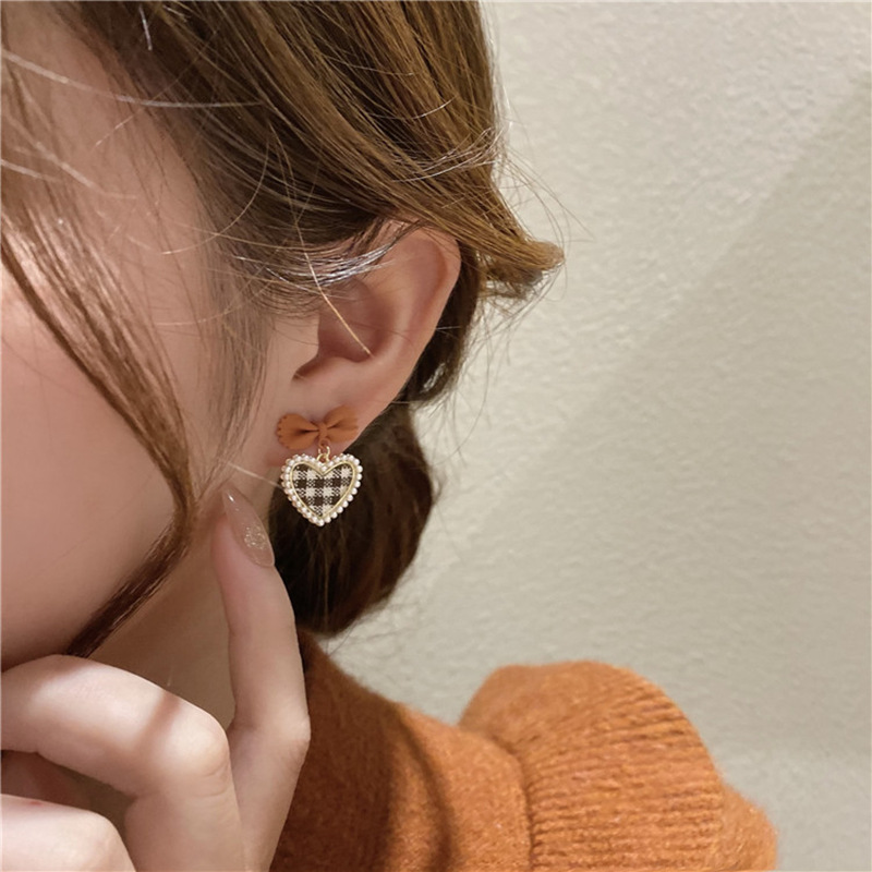 South Korea's New Trendy Design Pearl Lattice Heart Bow Stud Earrings display picture 8