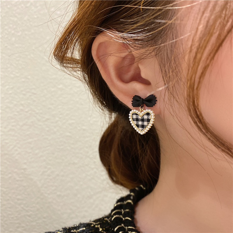 South Korea's New Trendy Design Pearl Lattice Heart Bow Stud Earrings display picture 9