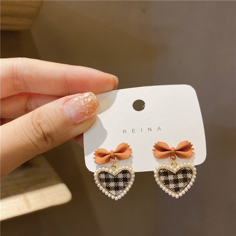 South Korea's New Trendy Design Pearl Lattice Heart Bow Stud Earrings display picture 10