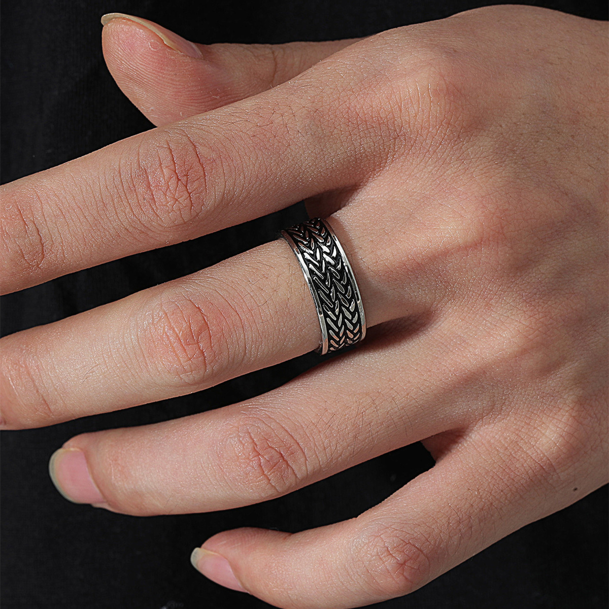 Retro Titanium Steel Hypoallergenic Ring display picture 1