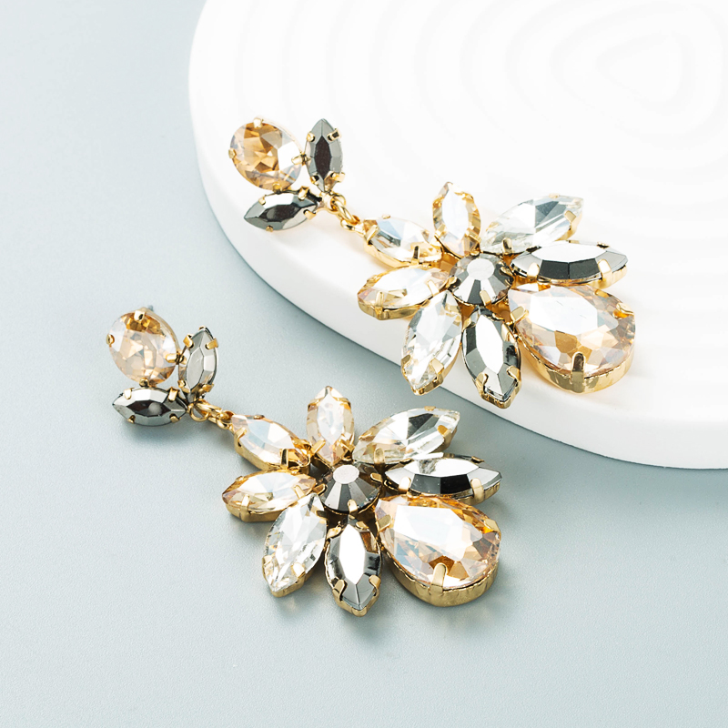Fashion Colored Diamond Series Multi-layer Alloy Diamond-studded Glass Diamond Geometric Flower Earrings display picture 6