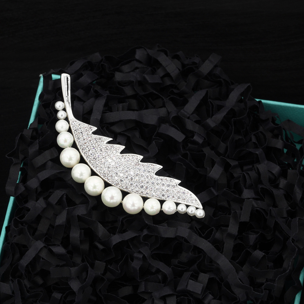 Fashionable Exquisite Pearl Geometric All-match Brooch display picture 1