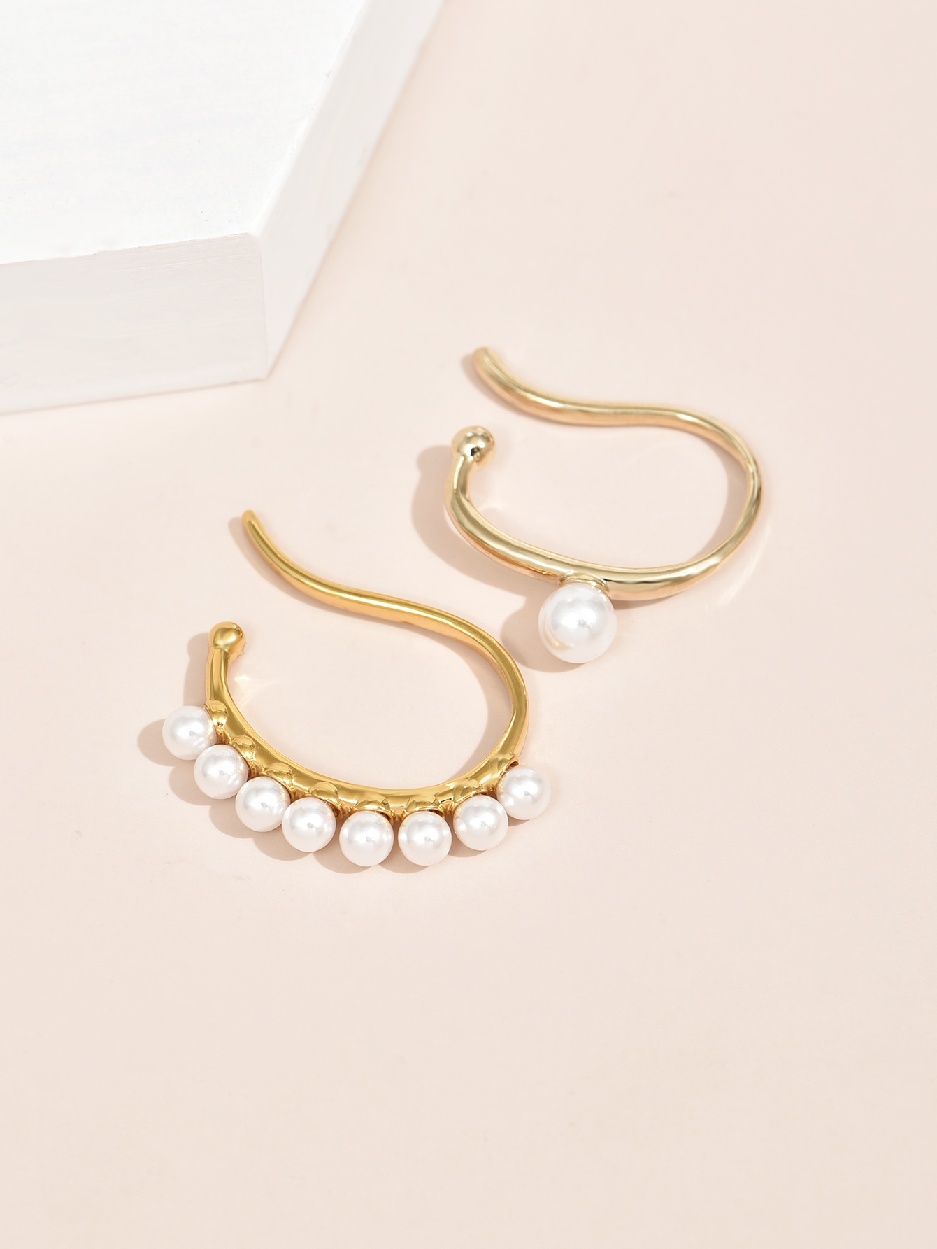 Korea Imitation Pearl Geometric Ear Clip Earrings display picture 1