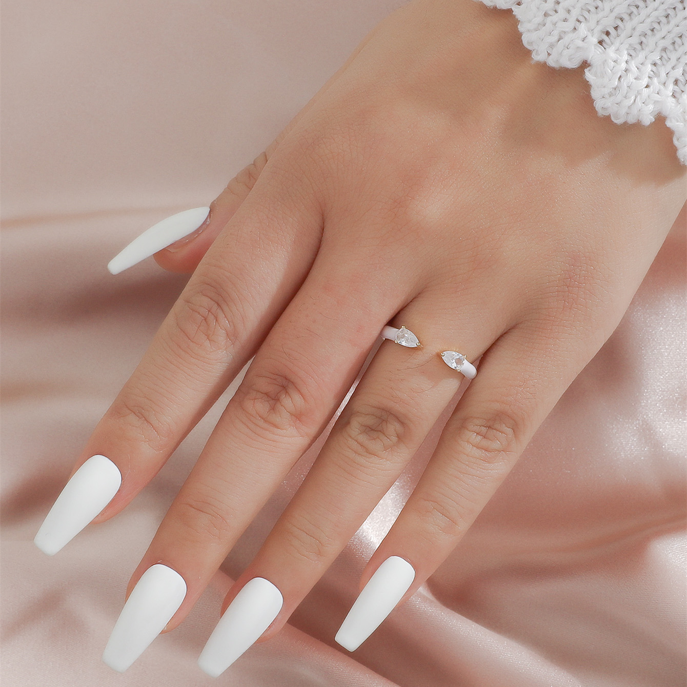 18kgp Retro Trend White Enamel Color Zircon Ring Women display picture 2