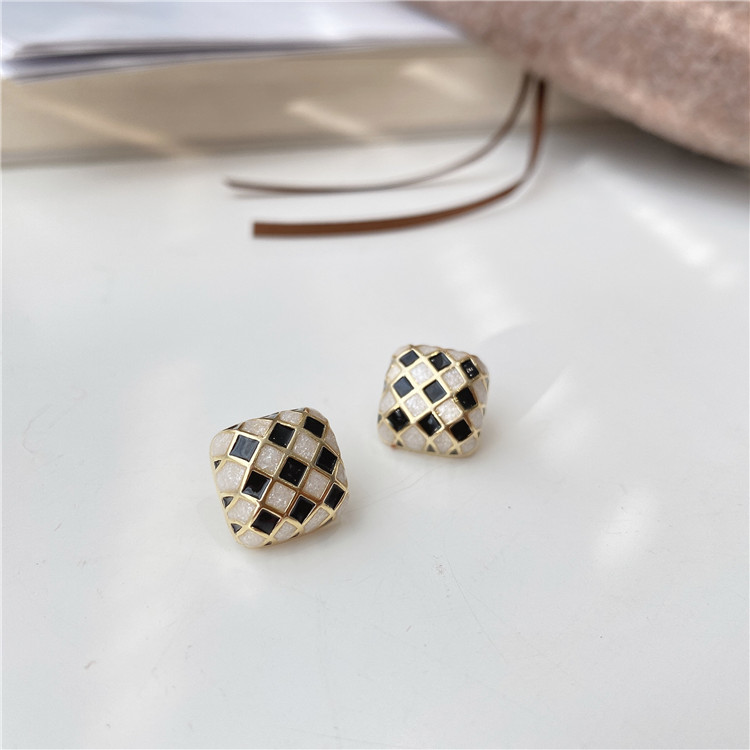 Damier Blanc Noir Coréen 2021 Nouvelles Boucles D&#39;oreilles Automne Et Hiver À La Mode display picture 4