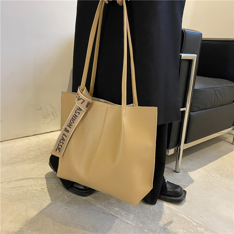 2021 New Solid Color Large Capacity Tote Bag Shoulder Bag display picture 2