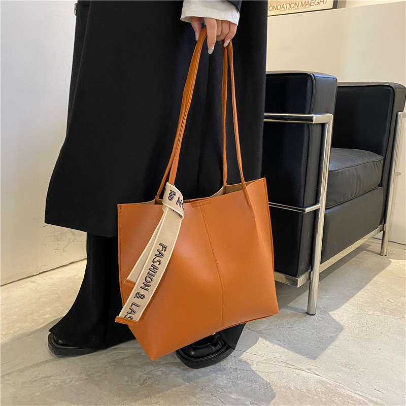 2021 New Solid Color Large Capacity Tote Bag Shoulder Bag display picture 3