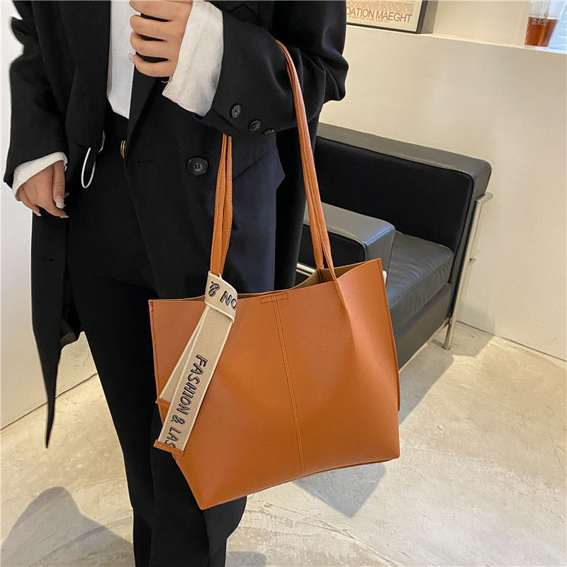 2021 New Solid Color Large Capacity Tote Bag Shoulder Bag display picture 5