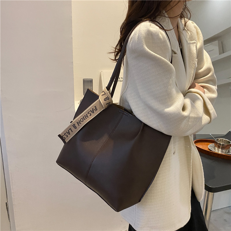 2021 New Solid Color Large Capacity Tote Bag Shoulder Bag display picture 7