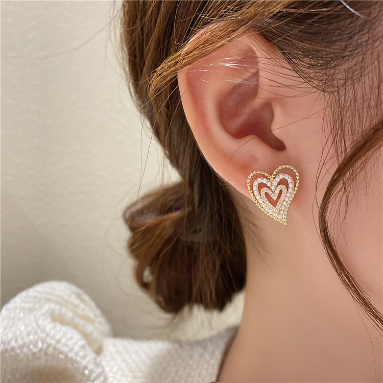 Korean Pearl Heart 2021 New Trendy Niche Alloy Earrings Female Wholesale display picture 3