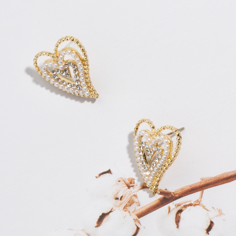 Korean Pearl Heart 2021 New Trendy Niche Alloy Earrings Female Wholesale display picture 4