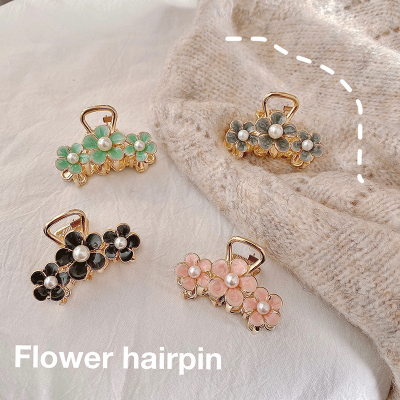 Retro Temperament Hairpin Flower Korean Shark Clip Personality Pearl Metal Catch Clip display picture 1