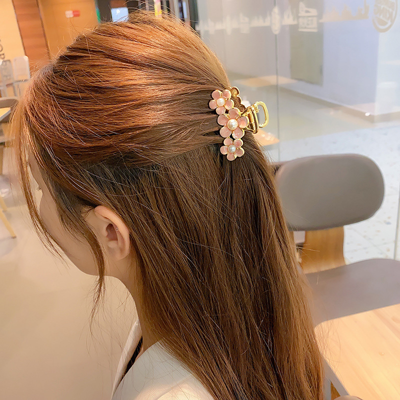 Retro Temperament Hairpin Flower Korean Shark Clip Personality Pearl Metal Catch Clip display picture 2